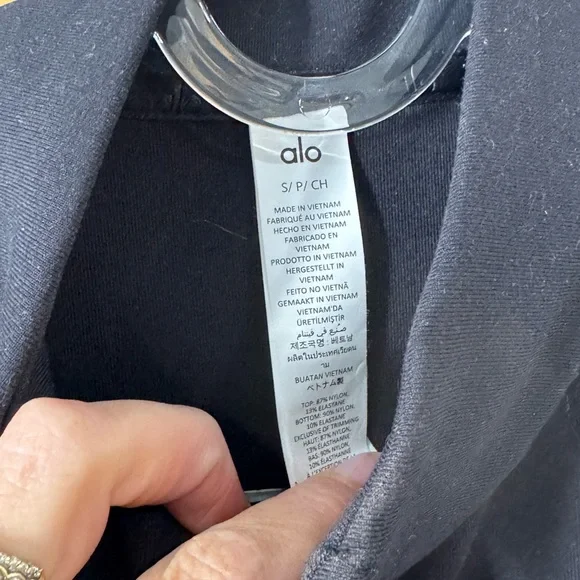 ALO Yoga Black Athletic Jacket with Subtle Stitching - Picture 4 of 4
